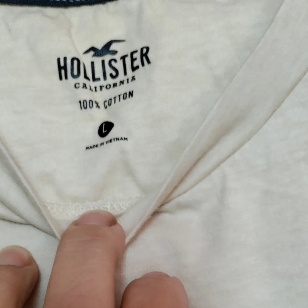 Hollister t-shirt. - Picture 3 of 4